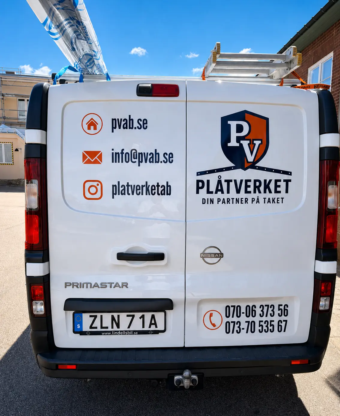 Plåtverkets firmabil med logotyp och kontaktuppgifter
