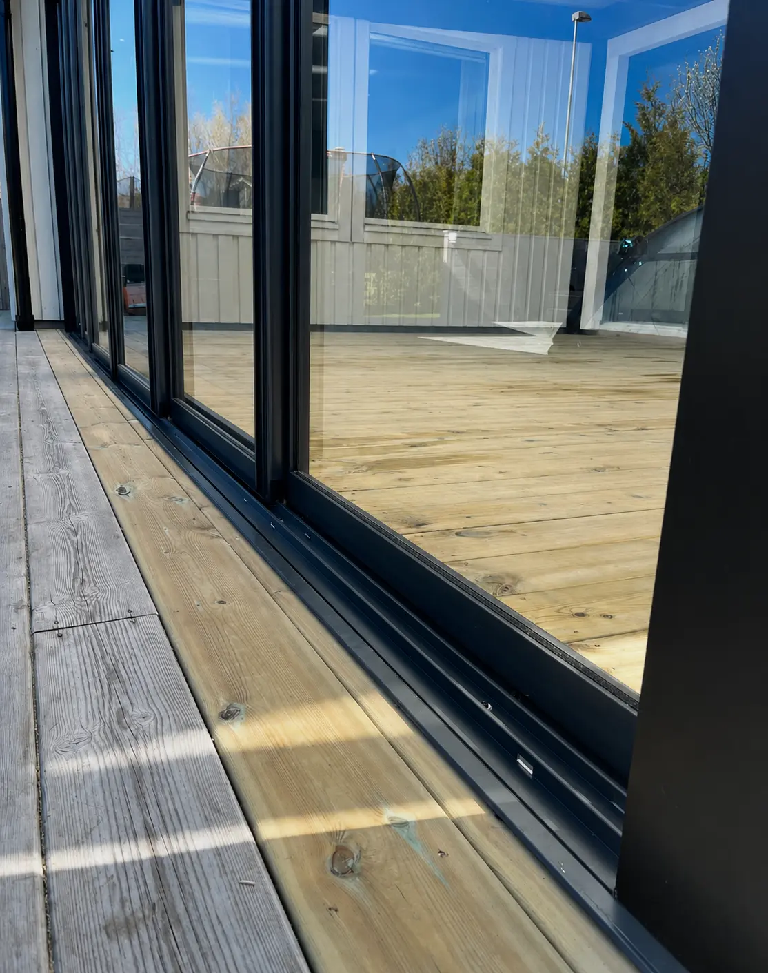 Detalj av svarta skjutpartier mot trädäck