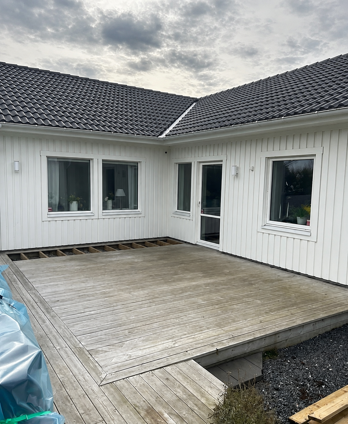 Öppen altan på vit villa före tillbyggnad